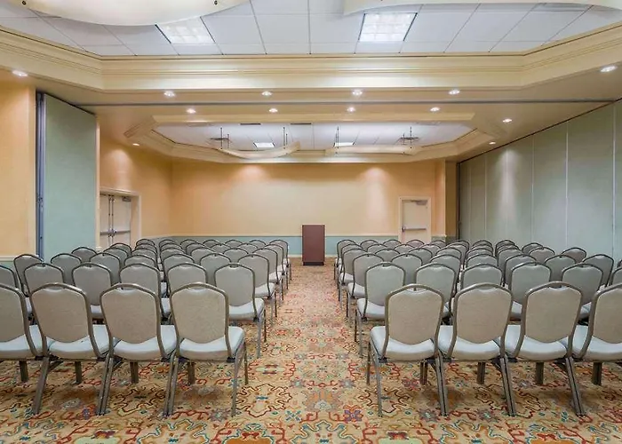 Hotel Wyndham Garden Midtown 3*